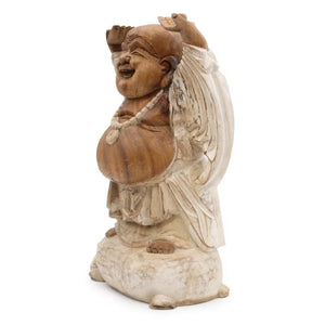 Vue de côté de la statue Budai debout en bois de Suar blanchi