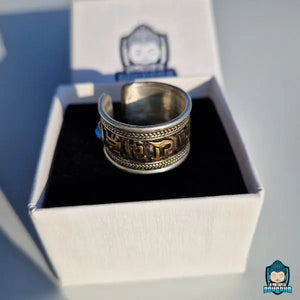 Bague-Mantra-Tibetain-en-cuivre-signe-om-mani-padme-hum-et-pierre-turquoise-serti-anneau-reglable-ajustable-La-Maison-de-Bouddha