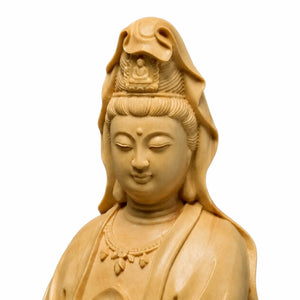 vue du visage de la Statue Guanyin debout en bois de buis clair