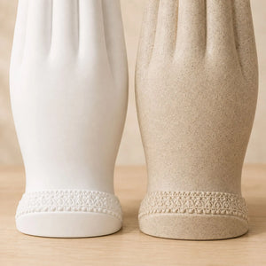 Gros plan comparatif des poignets sculptés des mains de Bouddha en résine blanche et sable effet grès