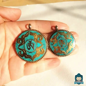 Pendentif-Om-Tibetain-Turquoise-et-Or-en-alliage-de-cuivre-et-laiton-poudre-de-pierre-turquoise-origine-du-Népal-2-tailles-La-Maison-de-Bouddha