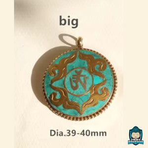 Pendentif-Om-Tibetain-Turquoise-et-Or-en-alliage-de-cuivre-et-laiton-poudre-de-pierre-turquoise-origine-du-Népal-grand-modèle-diamètre-39-40-grammes-La-Maison-de-Bouddha