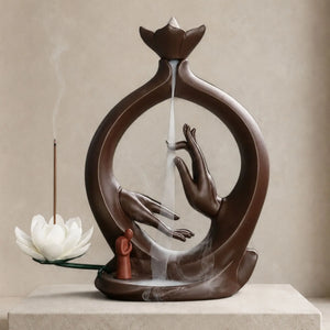 Porte-encens Main de Bouddha en céramique marron avec fleur de lotus blanche et cascade de fumée