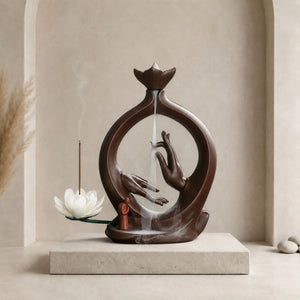 Porte-encens Main de Bouddha en céramique marron avec fleur de lotus blanche et cascade de fumée