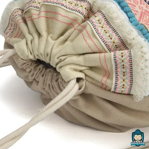Sac-a-Dos-Ethnique-en-Toile-avec-Cordon-de-Serrage-version-Beige-avec-motifs-aztèques-et-décorations-fantaisistes-fermeture-du-sac-par-cordons-bretelles-en-coton-La-Maison-de-Bouddha