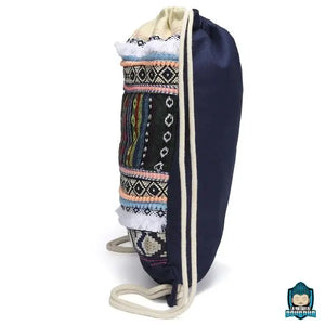 Sac-a-Dos-Ethnique-en-Toile-avec-Cordon-de-Serrage-version-Marine-avec-motifs-aztèques-et-décorations-fantaisistes-vue-de-profil-La-Maison-de-Bouddha