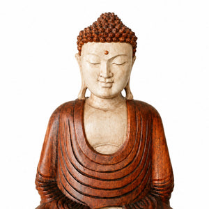 Gros plan sur le visage sculpté de la statue Bouddha assis en méditation en bois de Suar de 40 cm sur fond banc