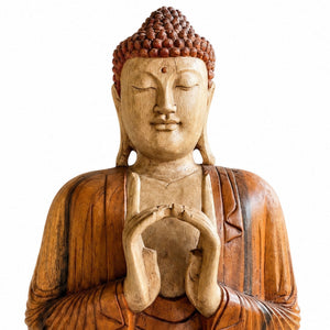 Gros plan sur le visage de la statue Bouddha assis en bois de Suar sculptée à la main
