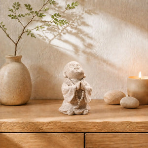 Statuette Enfant Moine Bouddhiste en Résine Effet Grès – 7 cm La Maison de Bouddha