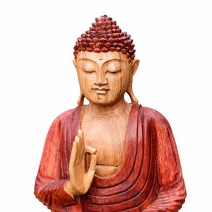 Détail du visage et du buste de la statuette Bouddha en bois de Suar