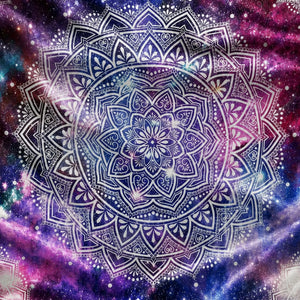 Gros plan sur le mandala blanc et le fond étoilé de la Tapisserie Murale Mandala Galaxie