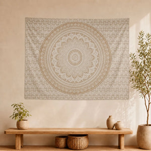 Tenture Murale Mandala Beige installée au-dessus d’un canapé dans un salon zen