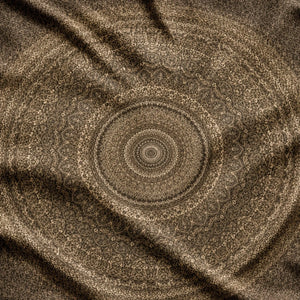 Gros plan sur le tissu et les détails de la Tenture Mandala Indien – Motif Brun Concentrique