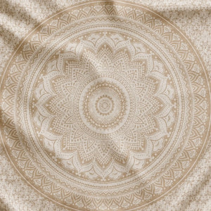 Gros plan sur le tissu et le motif détaillé de la Tenture Murale Mandala Beige