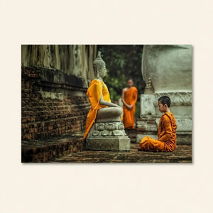 Toile Moine Bouddhiste Canvas imprimée avec statue de Bouddha et jeune moine en méditation dans un temple