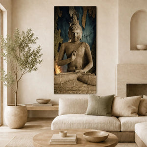 Toile imprimée Bouddha Birman Vitarka, représentant un Bouddha en pierre, présentée dans un salon beige au-dessus du canapé