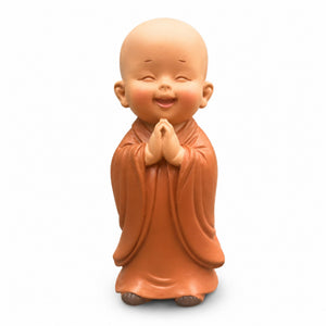 Statuette de petit moine bouddhiste debout aux mains jointes