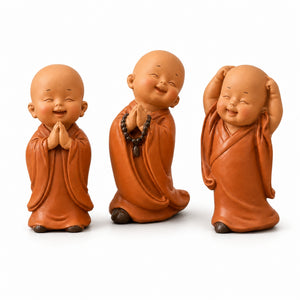 Trio de 3 petits moines bouddhistes debout aux attitudes différentes
