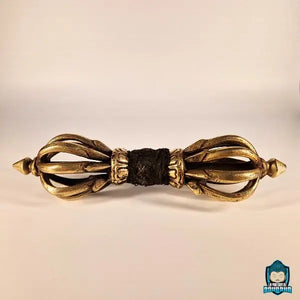 Dorje Vajra tibétain 8 branches en bronze ancien 18 CM de long sur 7 cm de largue et 364 grammes et son étui en cuir
