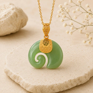 Pendentif Éléphant Jade Variante B verte avec monture dorée et chaîne fine