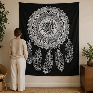 Tenture attrape-rêves mandala noir et blanc 230 × 200 cm avec modèle de dos pour visualiser ses dimensions