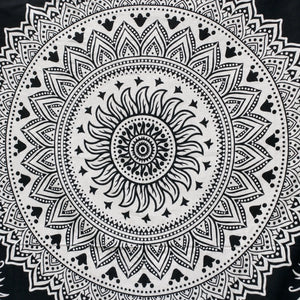 Gros plan sur le mandala de la tenture attrape-rêves noir et blanc en coton