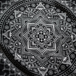 Détail du motif central fleur de lotus de la tenture mandala noir et blanc