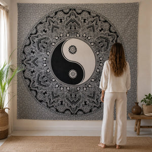 Grande tenture Yin Yang mandala noir et blanc présentée à l’échelle avec une personne