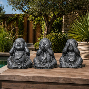 Trio de Bouddhas Rieurs Chinois de la Sagesse gris antique installé dans un jardin extérieur