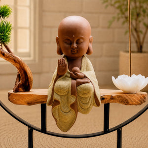 Moine Bouddha couleur sable du brûleur d’encens Bulle Paisible en céramique et métal, dans un intérieur zen.