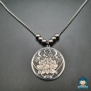 Collier-Acier-Lotus-acier-inoxydable-coloris-argent-et-noir-longueur-collier-50-cm-La-Maison-de-Bouddha