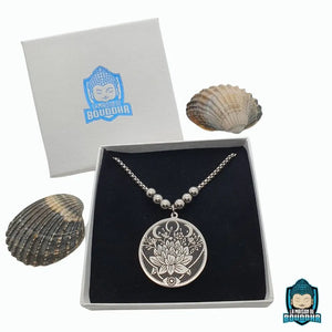 Collier-Acier-Lotus-acier-inoxydable-coloris-argent-et-noir-longueur-collier-50-cm-avec-ca-boite-a-bijou-La-Maison-de-Bouddha.