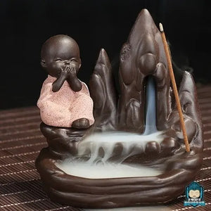 Porte-Encens-Moine-de-La-Sagesse-en-ceramique-moine-robe-rose-qui-ne-dit-rien-de-mal-hauteur-9-cm-longueur-8-cm-largeur-4-cm-cone-backflow-La-Maison-de-Bouddha