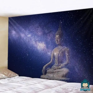 Tapisserie-Murale-Bouddha-Nuit-tenture-en-polyester-imprimee-decor-Bouddha-assis-ciel-bleu-nuit-ciel-etoile-voie-lactee-La-Maison-de-Bouddha
