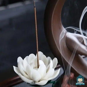 porte-encens-main-de-bouddha-fabrique-en-ceramique-coloris-marron-detail-de-la-fleur-de-lotus-blanche.