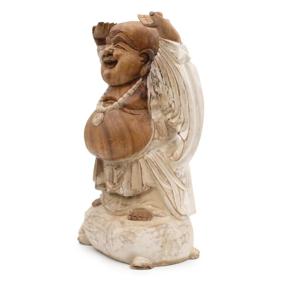 Vue de côté de la statue Budai debout en bois de Suar blanchi