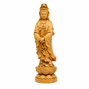 Statue Guanyin debout en bois de buis clair, vue complète de face sur socle lotus