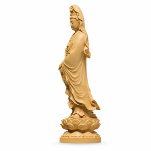Vue de profil de la statue Guanyin debout en bois de buis clair