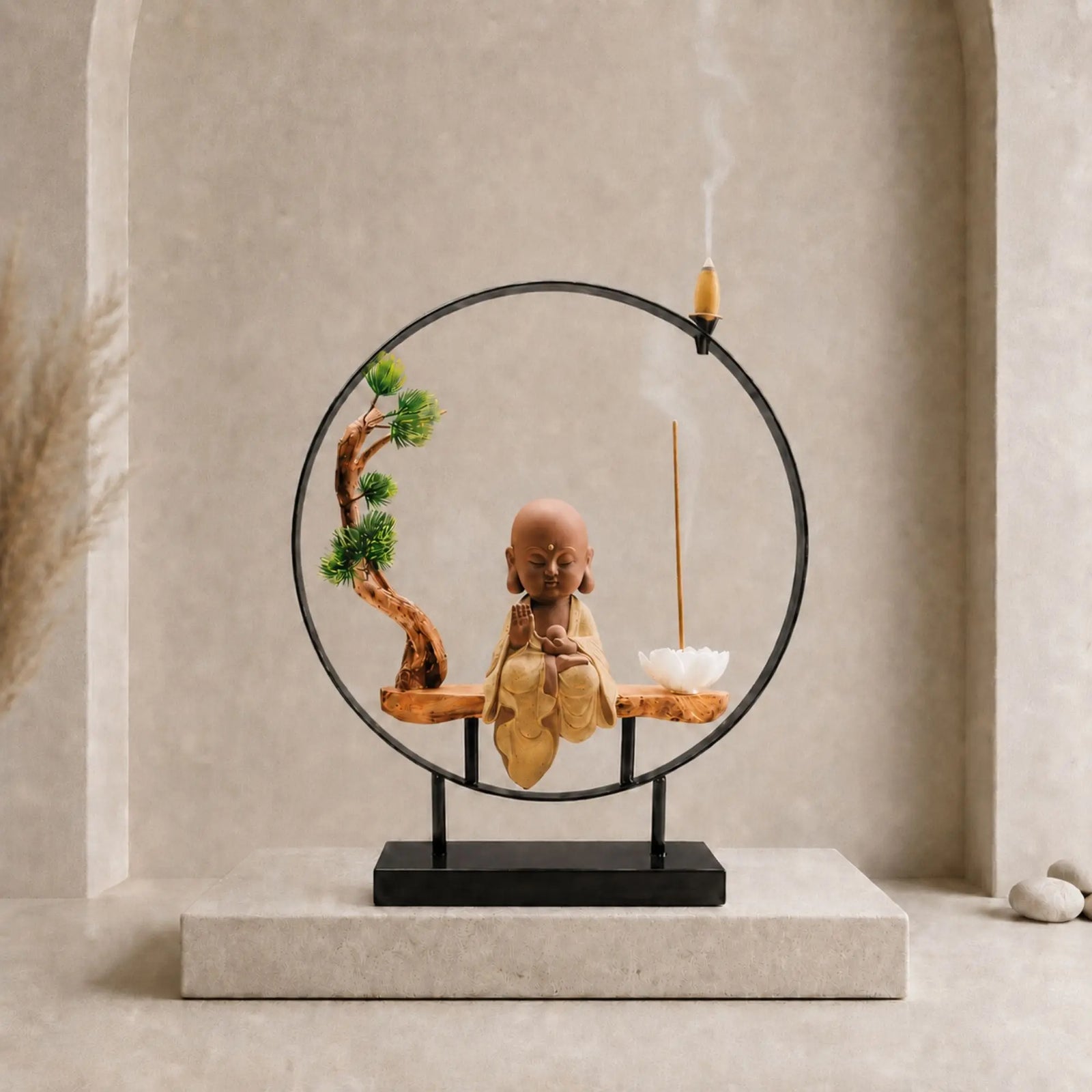 Bouddha brûleur d’encens Bulle Paisible avec tunique sable, structure circulaire noire, cône à reflux et bâton d’encens