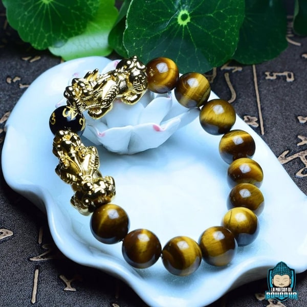 Bracelet-Pixiu-en-véritables-pierres-pièce-unique-artisanale-pierres-brun-doré-oeil-de-tigre-12-mm-et-perle-centrale-noire-gravée-de-mantras-La-Maison-de-Bouddha