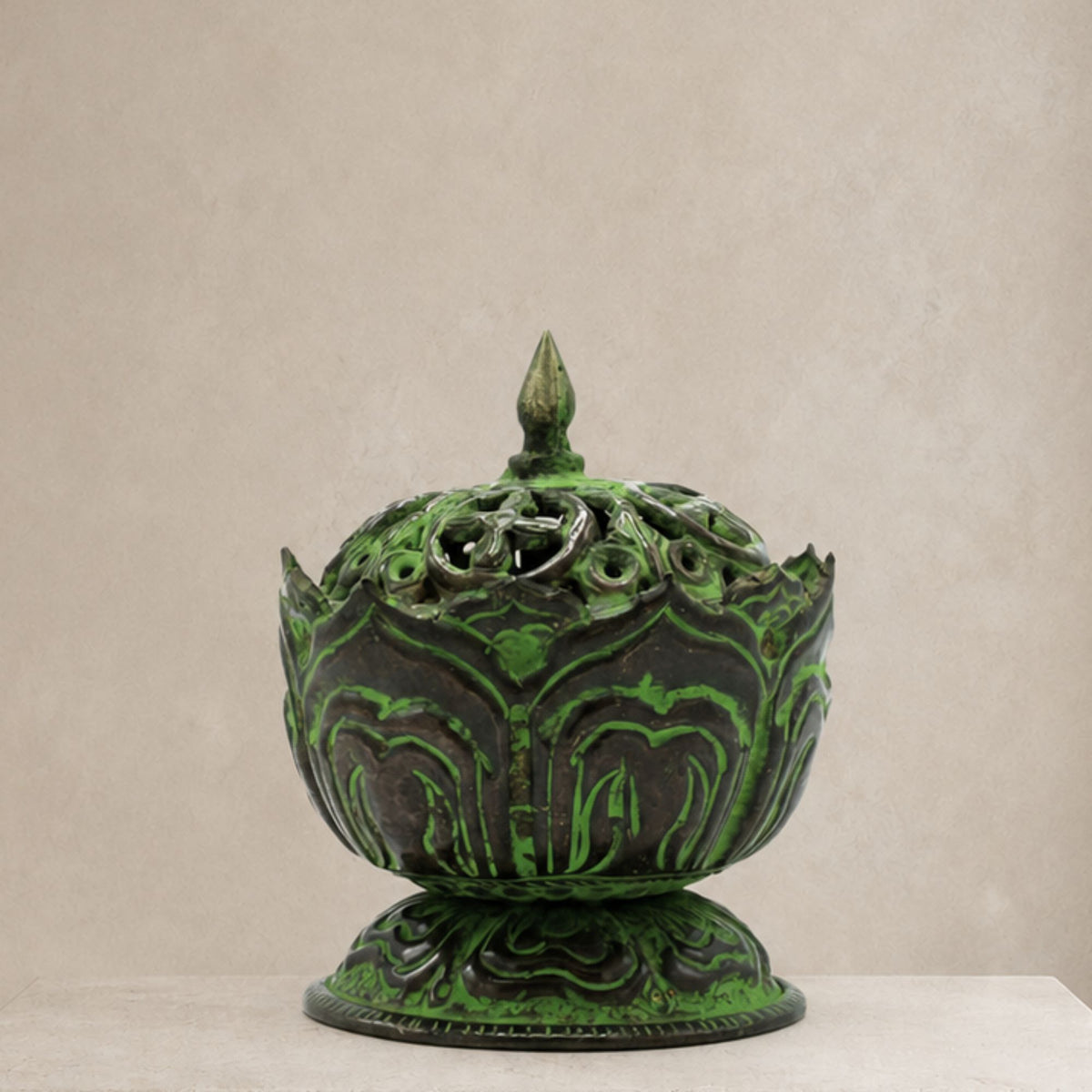 Brûleur d’Encens Lotus Tibétain en Laiton Vert-de-Gris.