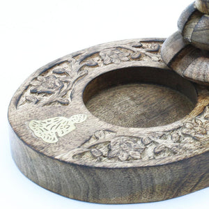 Gros plan sur le bassin sculpté et le Bouddha en laiton du brûleur d’encens en bois