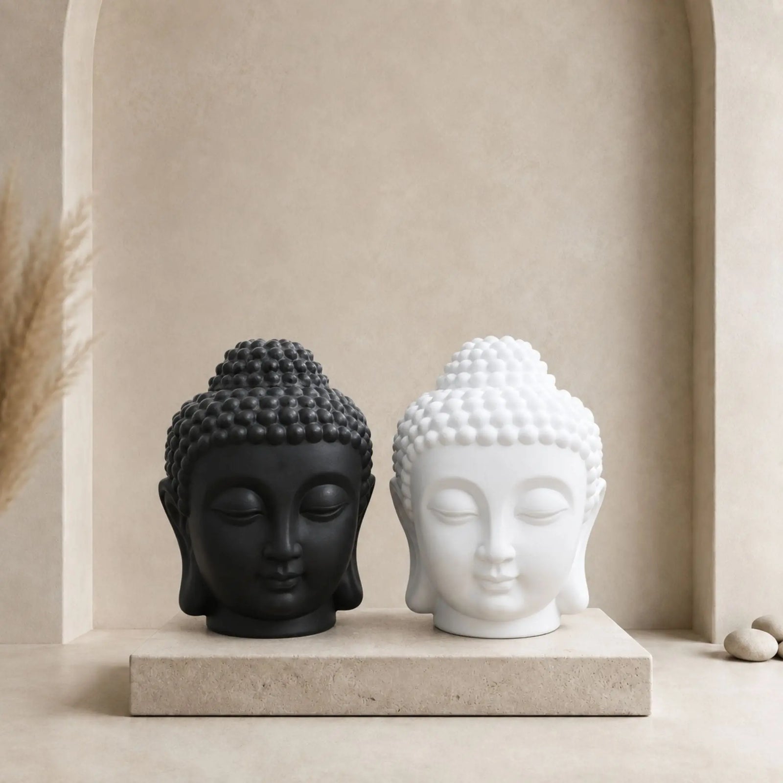 Diffuseur de parfum Bouddha en céramique décliné en noir et en blanc
