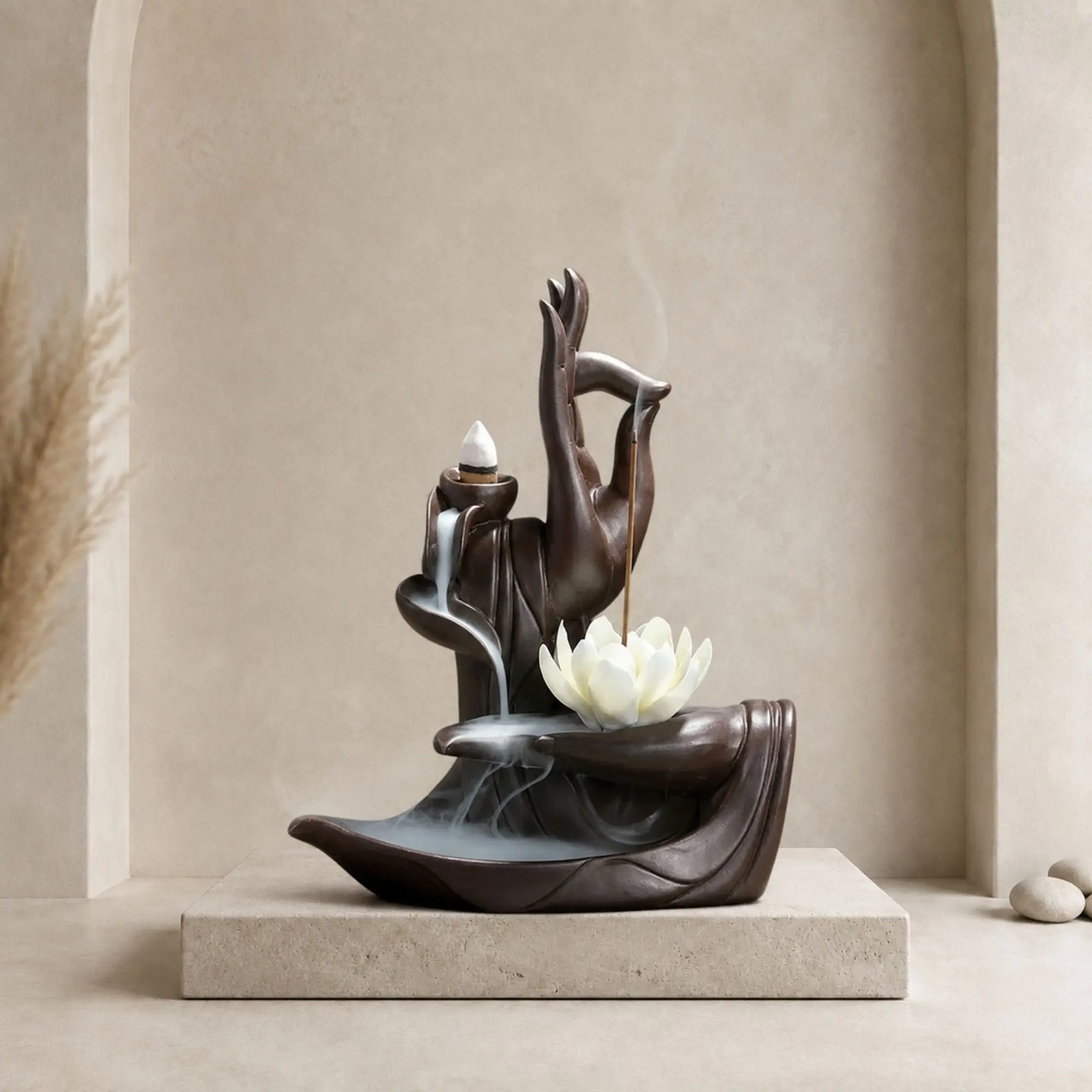 Fontaine à encens Main de Bouddha marron en céramique avec fleur de lotus blanche