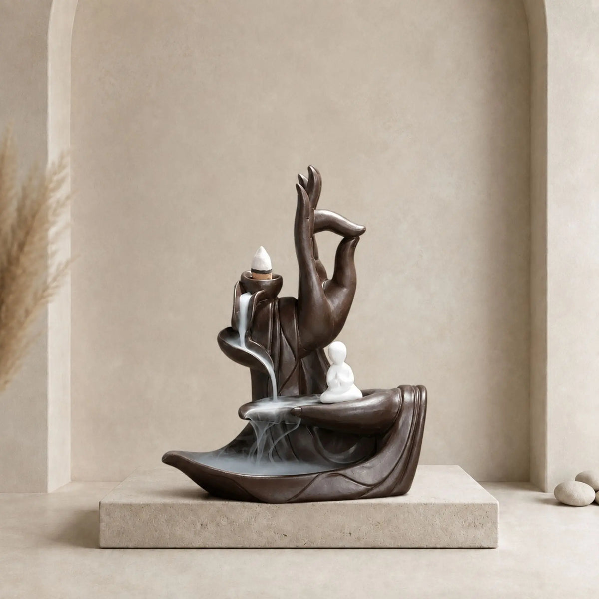 Fontaine à encens Main de Bouddha marron avec petit moine blanc et fumée à reflux