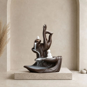 Fontaine à encens Main de Bouddha marron avec petit moine blanc et fumée à reflux