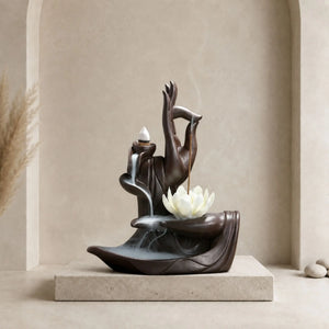 Fontaine à encens Main de Bouddha marron en céramique avec fleur de lotus blanche