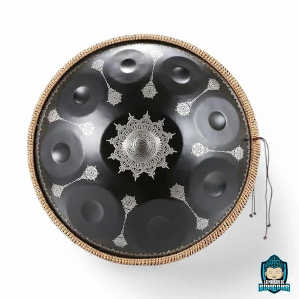 Handpan-440Hz-Re-Mineur-Kurd-9-Notes_22_Pouces-photo-de-face-La-Maison-de-Bouddha