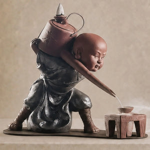 K05 : Porte-encens moine Shaolin K05 en posture dynamique avec cône d’encens à reflux