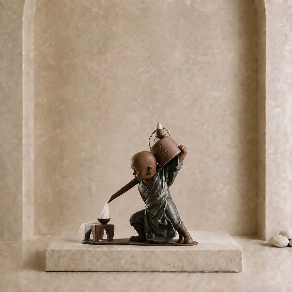 K06  Porte-encens moine Shaolin K06 en céramique versant une cascade de fumée dans un réceptacle